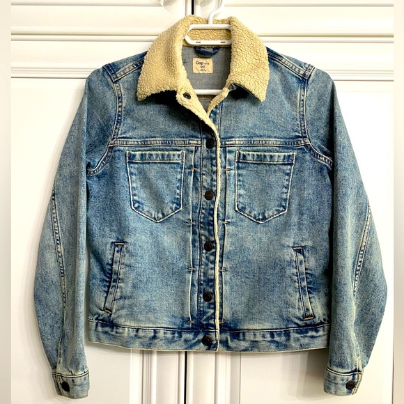 Gap Ladie’s Size XS Jean Jacket with Faux Sheep Skin Collar and Snaps Down Front - Picture 1 of 10